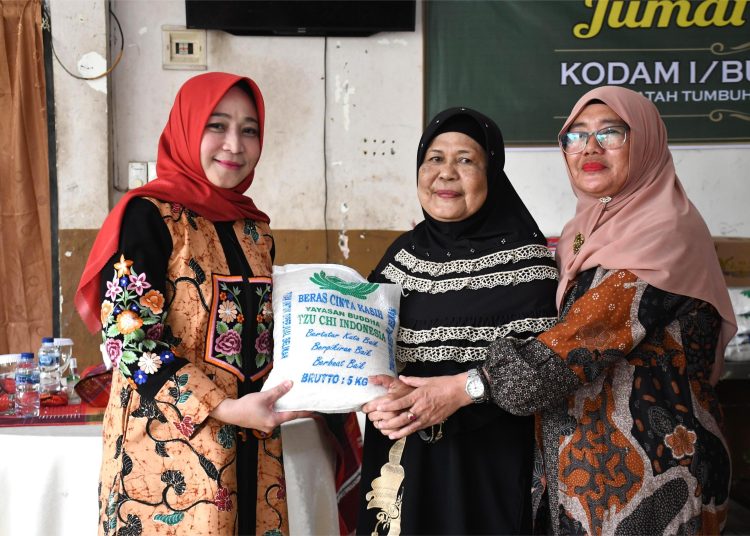 Ketua Persit KCK Daerah I/BB, Ny. Galuh Rio Firdianto (kiri) saat menyerahkan bantuan kepada Panti Asuhan Ade Irma Suryani di Jalan Cik di Tiro, Medan.(Satunusantara news/HO-Pendam I/BB).