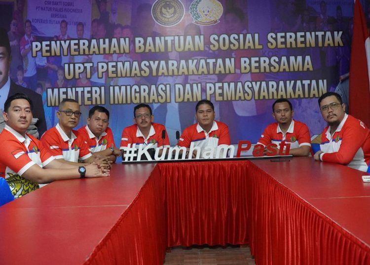 Karutan Kelas I Medan, Alanta Imanuel Ketaren (tengah) saat mendengarkan secara virtual pengarahan dari Dirjenpas RI, Mashudi di Rutan Medan.(Satunusantara news/HO-Humas Rutan Medan).
