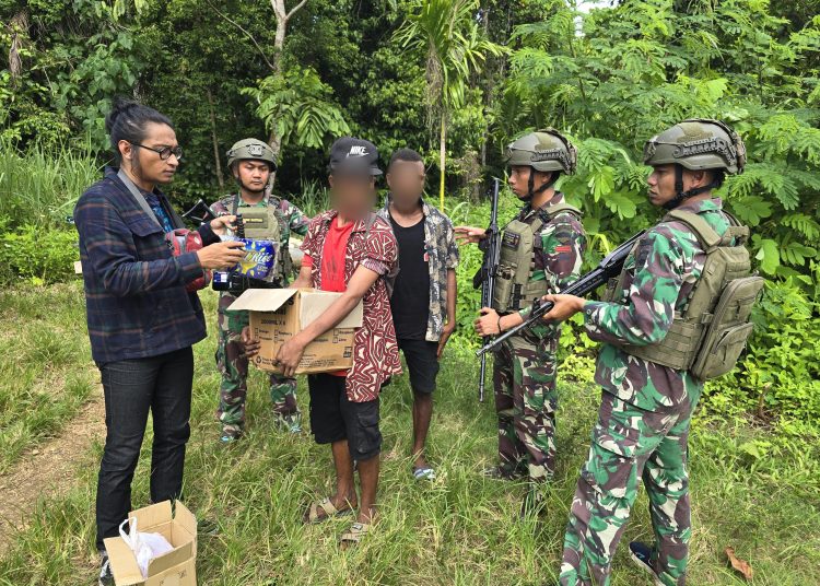 Satgas Pamtas Yonif 131/Brajasakti mengamankan dua pelaku membawa narkoba jenis ganja kering seberat 95,45 gram di perbatasan RI-PNG )  di Distrik Muara Tami, Kota Jayapura.(Satunusantara news/HO-Yonif 131/Brs).
