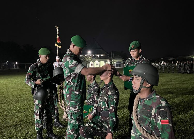 Komandan Yonif 126/KC, Mayor Inf Muhammad Syahirin Yahya (kiri) saat  melaksanakan tradisi korps raport dalam rangka penerimaan prajurit baru Bintara dan Tamtama yang akan bergabung untuk memperkuat personel Satgas.(Satunusantara news/HO-Yonif 126/KC).