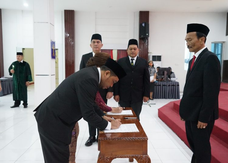 Kakanwil Kemenkum Sumut, Ignatius Silalahi (kanan)  melantik dan mengambil Sumpah Jabatan Notaris, PAW MPDN dan PPNS Wilayah Sumut, di Aula Soepomo.(Satunusantara. news/HO-Humas Kemenkum Sumut).