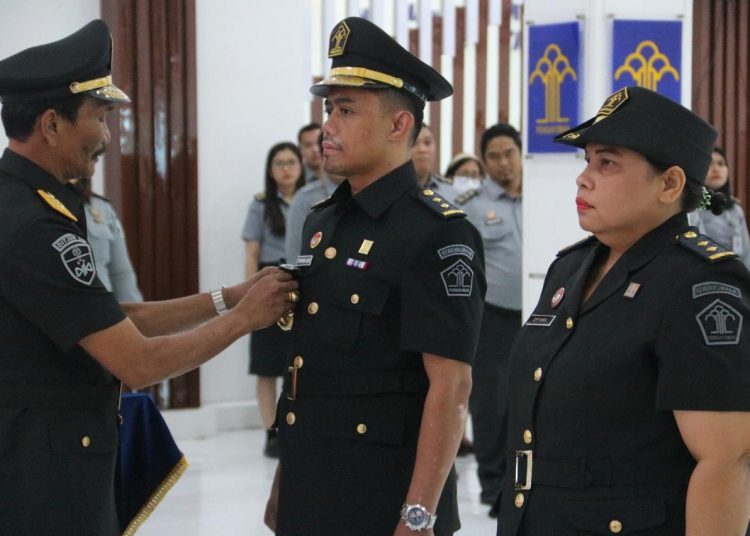 Kakanwil Kemenkum Sumut, Ignatius Silalahi (kiri) saat , melantik pejabat manajerial dan non manajerial, di Aula Soepomo Kantor Kemenkum Sumut.(Satunusantara news/HO-Humas Kemenkum Sumut).