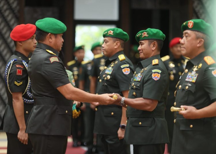 Kasad, Jenderal TNI Maruli Simanjuntak (kiri)  saat memimpin upacara Sertijab Danpussenif dan Gubernur Akmil, serta menerima laporan kenaikan pangkat 54 Pati TNI AD, di Mabesad, Jakarta.(Satunusantara news/HO-Dispenad).