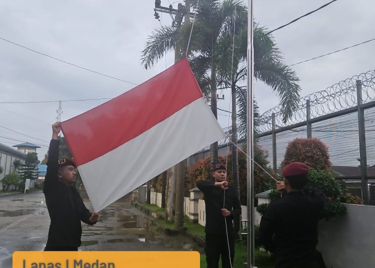 Lapas Kelas I Medan melaksanakan pengibaran Bendera Merah Putih setiap hari Sebagai wujud dari komitmen untuk menghormati dan mengamalkan nilai-nilai kebangsaan dan penghormatan terhadap Negara.(Satunusantara news/HO-Humas Lapas Medan).