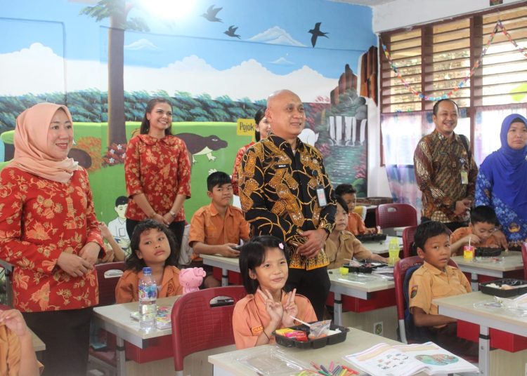 Kepala Rudenim Medan, Sarsaralos Sivakkar ( dua dari kanan) saat menyerahkan  bantuan bantuan makanan bergizi kepada siswa/siswi di SD Negeri 064012, SD Negeri 060830, dalam rangka peringatan Hari Bhakti Imigrasi ke-75 Tahun 2025.(Satunusantara news/HO-Humas Rudenim Medan).