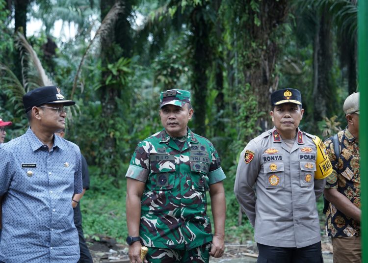 Pangdam I/BB, Mayjen TNI Rio Firdianto (tengah) saat meninjau bekas barak narkoba di Emplasmen Kwala Mencirim, Kecamatan Sei Bingai, Kabupaten Langkat, yang akan dijadikan Daerah Latihan Militer Yonif 100/PS.(Satunusantara news/HO-Pendam I/BB).