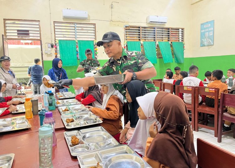 Kodam I/BB  bekerja sama dengan Polda Sumut  menggelar program Makan Sehat Bergizi di Sekolah Muhamadiyah 02, Jalan Pahlawan, Kelurahan Pahlawan, Kecamatan Medan Perjuangan, Kota Medan.(Satunusantara news/HO-Pendam I/BB).