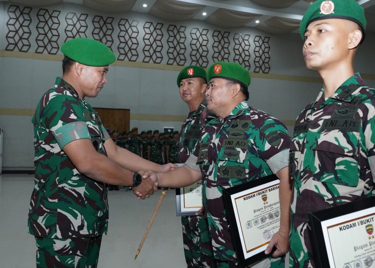 Pangdam I/BB Mayjen TNI Rio Firdianto (kiri) saat menyerahkan penghargaan kepada prajurit TNI, Polri, dan Satpol PP Kota Medan atas prestasi mereka dalam memberantas narkoba dan penanganan kejahatan jalanan. (Satunusantara news/HO-Pendam I/BB).