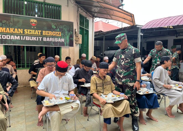 Kodam I/BB  menggelar program kegiatan sosial pemberian makan sehat bergizi kepada siswa di Yayasan Al Mujahadah, di Jalan Panglima Denai, Kecamatan Medan Denai, Kota Medan.(Satunusantara news/HO-Pendam I/BB).
