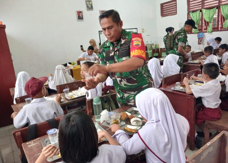 Kodam I/BB , saat memberikan makan sehat bergizi kepada pelajar di SD Negeri 060834, Jalan Mistar, Kelurahan Sei Putih Barat, Kecamatan Medan Petisah, Kota Medan.(Satunusantara news/HO-Pendam I/BB).