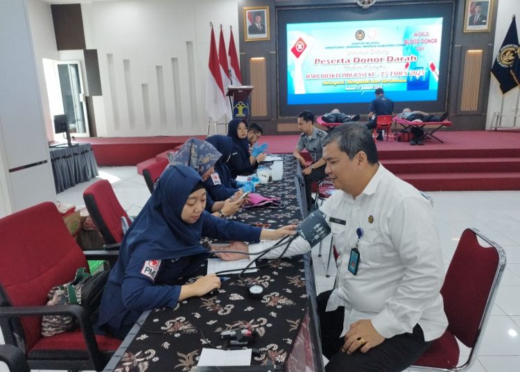 Kepala Kantor Wilayah Ditjenim Sumut, Teodorus Simarmata (kanan) saat mendonorkan darah dalam rangka memperingati HBI ke-75. (Satunusantara news/HO-Kanwil Ditjenim Sumut).