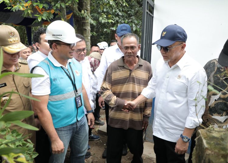 Senior Manajer Niaga & Manajemen Pelanggan PT PLN (Persero) UID Sumatera Utara, Donny Adriansyah (tiga dari kanan) saat menyambut kunjungan kerja Menko Bidang Pangan, Zulkifli Hasan, di Desa Dalu Sepuluh-B, Kecamatan Tanjung Morawa, Kabupaten Deli Serdang.(Satunusantara news/HO-Humas PLN UID Sumut).