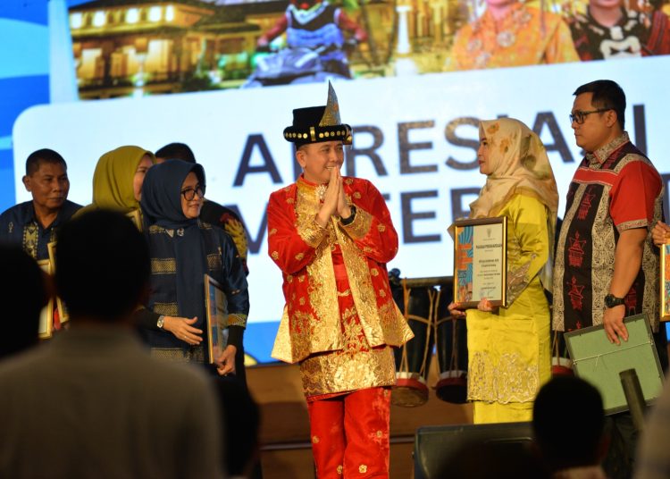 Pj Gubernur Sumut, A. Fatoni (tengah) dalam acara Launching Calendar of Events (CoE) di Medan.(Satunusantara news/HO-Dinas Kebudayaan, Pariwisata, dan Ekonomi Kreatif Provinsi Sumut).