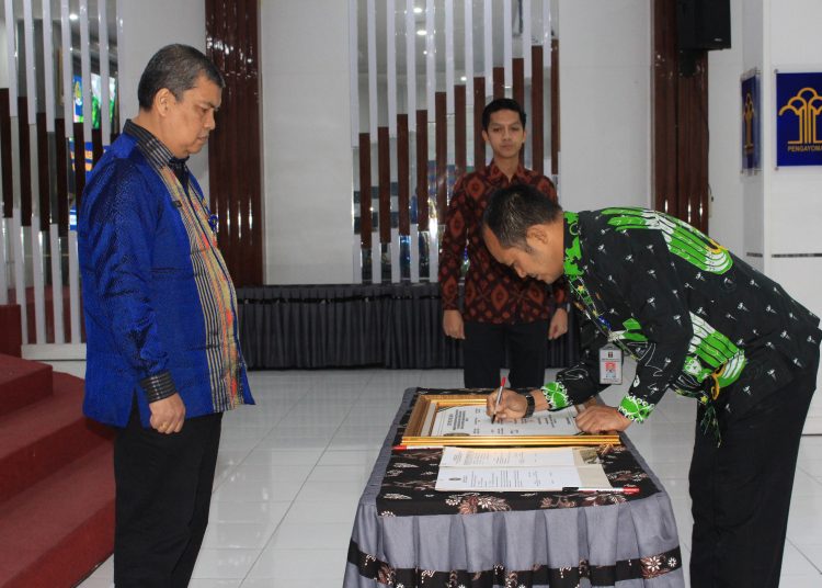 Kepala Kantor Wilayah Ditjenim Sumatera Utara, Tiodorus Simarmata (kiri) saat menyaksikan Kepala UPT Keimigrasian melakukan Penandatanganan  Komitmen Bersama Pembangunan Zona Integritas dan Perjanjian Kinerja Tahun 2025.(Satunusantara news/HO-Kanwil Ditjenim Sumut).