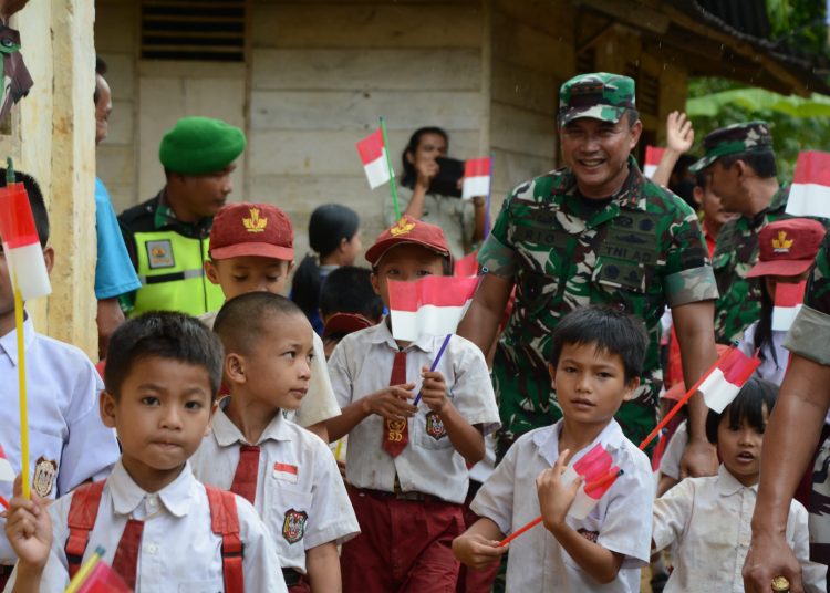 Pangdam I/BB,  Mayjen TNI Rio Firdianto (tengah) saat mengunjungi SD Negeri 078481 Uluna’ai Hiligo’o, yang terpencil di Desa Laowo Hilimbaruzo, Kecamatan Idanogawo, Kabupaten Nias.(Satunusantara news/HO-Pendam I/BB).