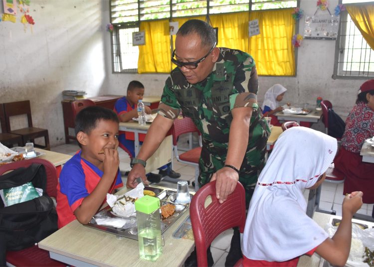 Pamen Ahli Bidang Sishanneg Kodam I/BB, Kolonel Arm Extavianus Dwi Karyono (tengah) saat menyaksikan siswa SD Negeri 065013, menyantap makanan sehat dan bergizi.(Satunusantara news/HO-Pendam I/BB).