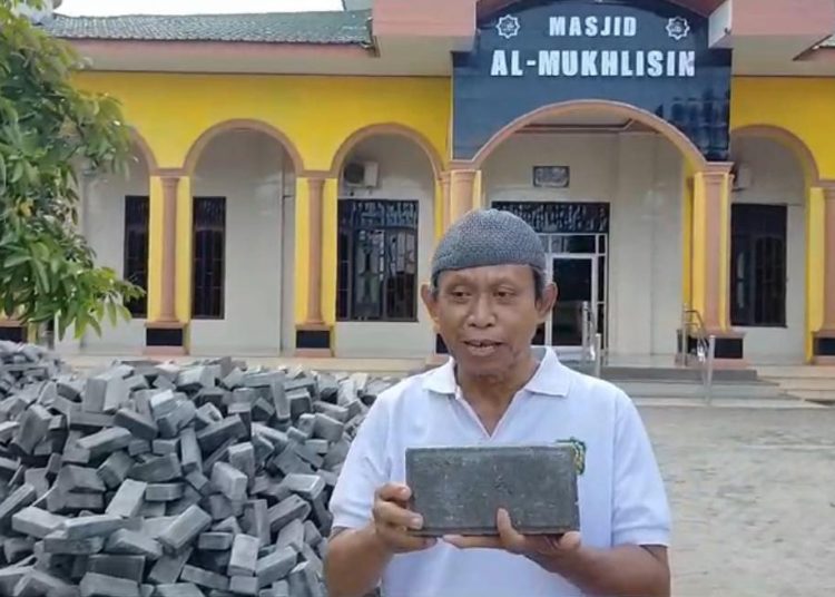 Junaidi,  Pengurus Masjid Al- Mukhlisin 
 Perumnas Helvetia Medan,  saat menerima  paving block dari Bimker Rutan Medan merupakan hasil kerja warga binaan.(Satunusantara news/HO-Lapas Medan)