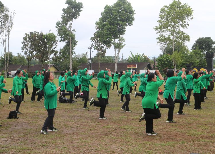 Kodim 0206/Dairi bersama Persit Kartika Chandra Kirana (KCK) Cabang XLII Dim 0206 menggelar kegiatan senam aerobik, dalam semangat memperkuat solidaritas dan menjaga kebugaran jasmani. (Satunusantara.news/HO-Kodim 0206/Dairi).