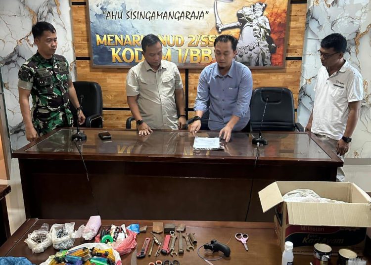 Kodam I/BB menyerahkan penemuan barang bukti narkoba di lokasi kejadian  ke pihak Kepolisian dikoordinasikan dengan Satnarkoba Polrestabes Medan.(Satunusantara news.HO-Pendam I/BB).