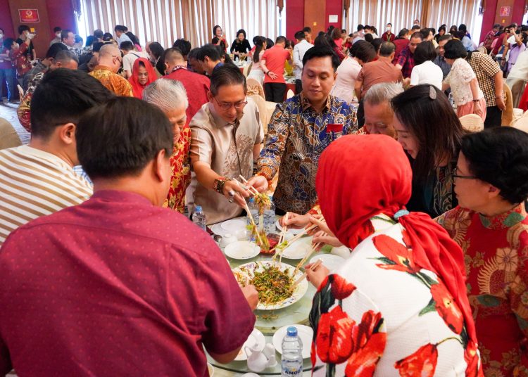 Pembimas Buddha Kanwil Kemenag Sumut,  Dr. Budi Sulistyo, (tengah) saat, menghadiri acara perayaan ramah tamah Imlek 2576 Mapanbumi Sumut bertempat di Vihara Maitreya.(Satunusantara news/HO-Humas Kemenag Sumut).