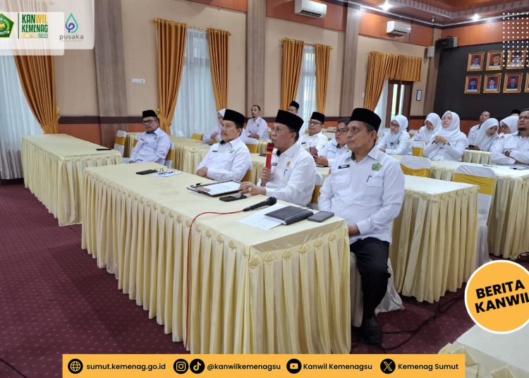 Kakanwil Kemenag sumut,  H. Ahmad Qosbi (dua dari kanan) saat membuka kegiatan Penataan dan Penugasan Penyuluh Agama dan Guru PPPK Formasi tahun 2022-2023 di Aula Kanwil Kemenag Sumut.(Satunusantara news/HO-Humas Kemenag Sumut).,