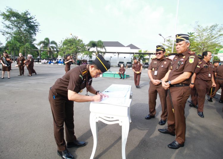 Kepala Kejaksaan Tinggi Sumut, Idianto (kanan) saat mnyaksikan pegawai Kejati Sumut menandatangani Pakta Integritas Pembangunan Zona Integritas Menuju WBBM Tahun 2025.(Satunusantara news/HO-Humas Kejati Sumut).