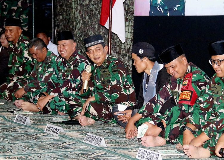 Kasdam I/BB,  Brigjen TNI Refrizal (empat dari kanan) saat menyampaikan sambutan pada acara doa bersama Penutupan Latihan Proglatsiapops Sistem Blok Satgas Pamtas RI-PNG Mobile Yonif 100/PS TA 2025.(Satunusantara news/HO-Pendam I/BB).