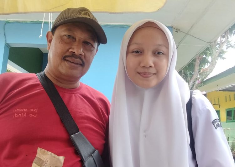 Aini Zahra (16) siswa MAN Kabupaten Sergai (kanan) saat membantu ayahnya berjualan es di depan Sekolah MAN Sergai.(Satunusantara news/HO-Humas Kemenag Sumut).