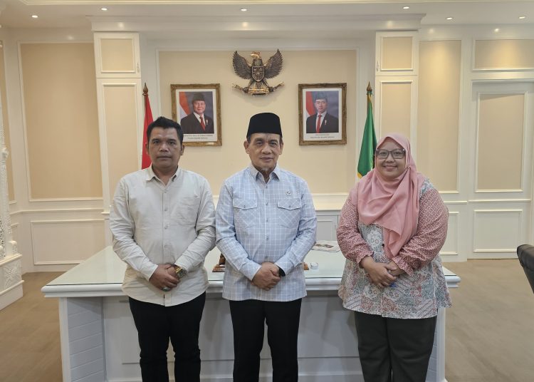 Wakil Menteri Agama,  Romo KH Raden Muhammad Syafi'i (tengah) saat menerima kunjungan Kepala Bidang Pendidikan Madrasah Kanwil Kemenag Sumut  Dr.H. Erwin Pinayungan Dasopang (satu dari kiri) dan Kepala MAN 2 Model Medan, Wuri Tamtama Abdi, ( satu dari kanan) di kantor Wakil Kemenag.(Satunusantara news/HO-Humas Kemenag Sumut).