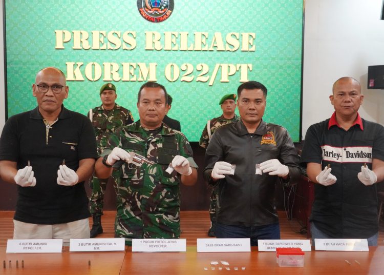 Kasrem 022/PT Letkol Inf Binsar Junianto Simanjuntak (dua dari kiri) saat konferensi pers mengenai penangkapan pengedar narkoba.(Satunusantara news/HO-Penrem 022/PT).