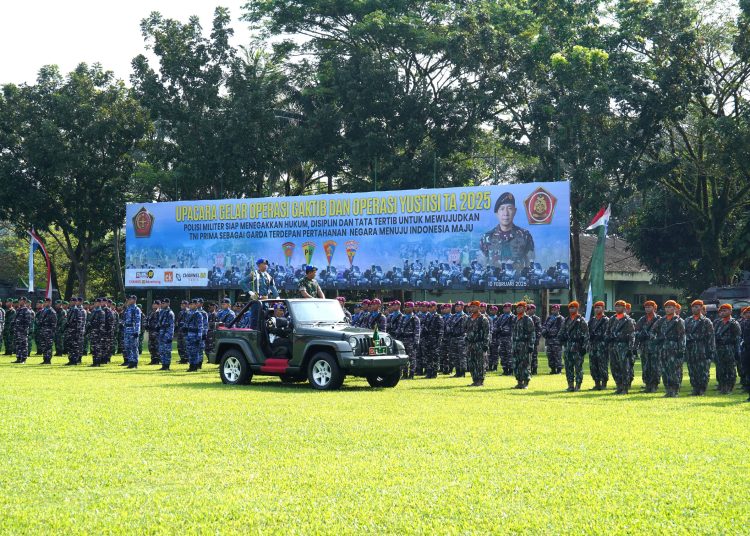 Kasdam I/BB, Brigjen TNI Refrizal, saat memeriksa barisan pasukan Gaktib dan Yustisi Polisi Militer TNI Tahun 2025  di Lapangan Makodam I/BB.(Satunusantara news/HO-Pendam I/BB).