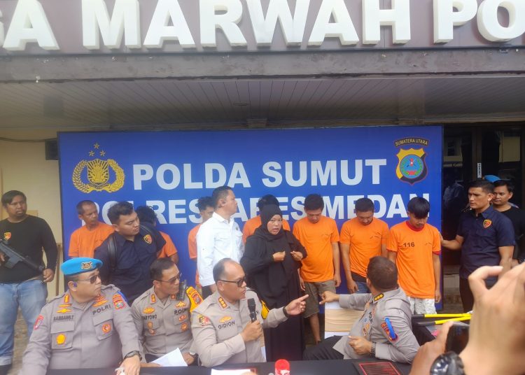 Kapolrestabes Medan Kombes Pol  Gidion Arif Setyawan (tengah) saat menjelaskan penangkapan tujuh pelaku pembobol rumah di Komplek Cemara Hijau, Desa Sampali, Percut Sei Tuan, Kabupaten Deli Serdang. (Satunusantara news/HO-Humas Polrestabes Medan).