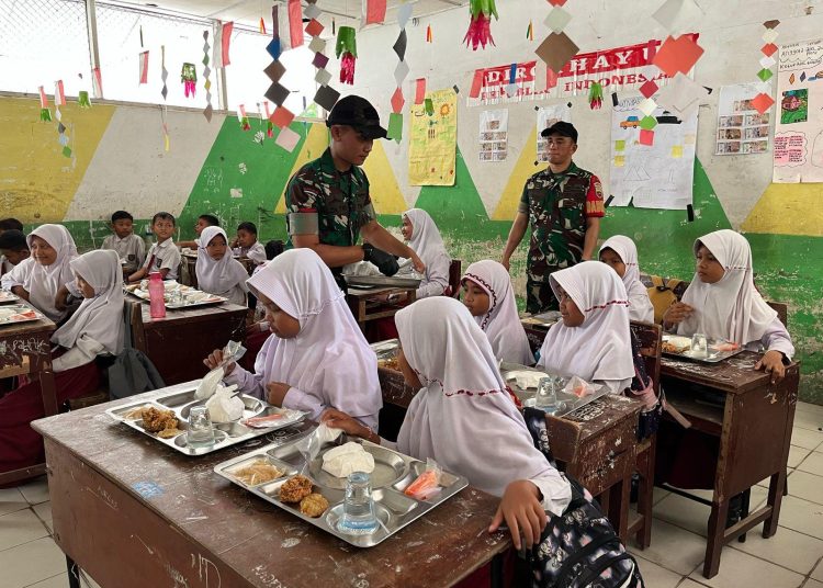 Kodam I/BB terus berkomitmen mendukung program pemberian makanan sehat bergizi kepada 350 siswa SD Negeri 101952 di Kelurahan Tualang, Kecamatan Perbaungan, Kabupaten Sergai.(Satunusantara news/HO-Pendam I/BB).