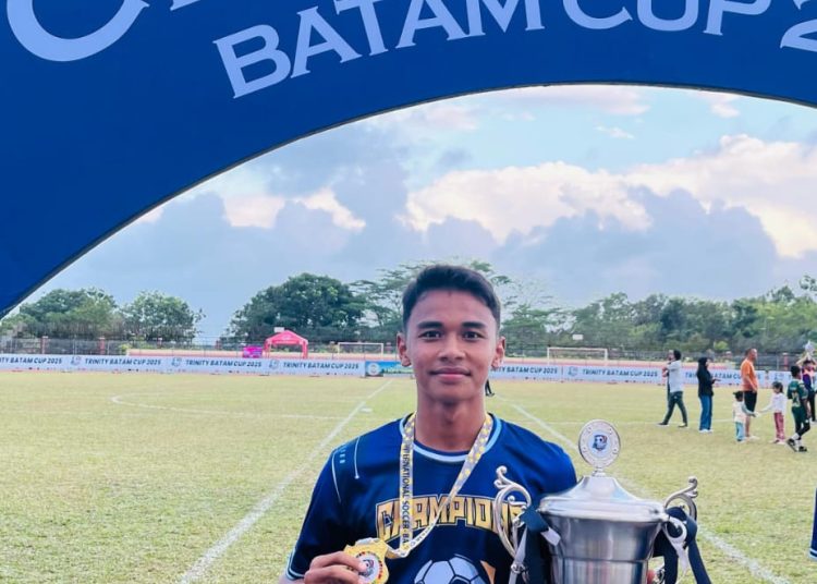 Arya Ramadhan, siswa MTsN 1 Labura meraih prestasi gemilang  dalam turnamen Sepakbola Tingkat Internasional di Batam.(Satunusantara news/HO-Humas Kemenag Sumut).