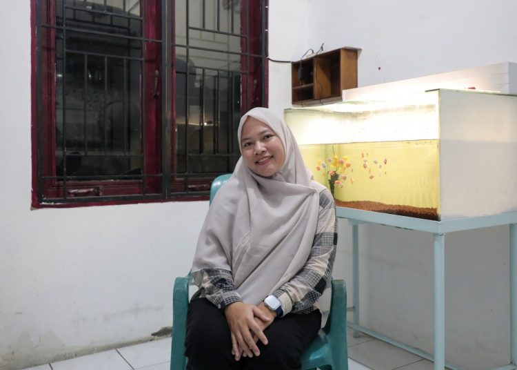 Tya Safitra, seorang ibu rumah tangga di Pulau Brayan Kota, Medan, senyum sumrigah  yang mendapatkan program diskon listrik 50 persen.(Satunusantara news/HO-Humas PLN UID Sumut).