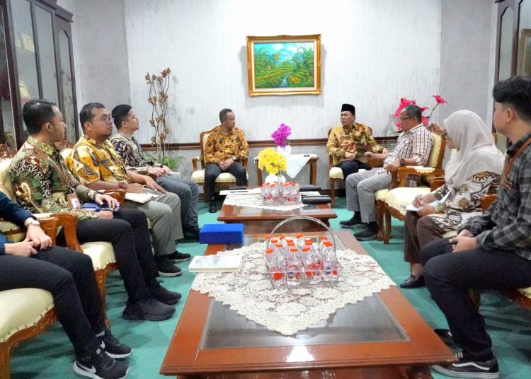 Kakanwil Kemenag Provinsi Sumut,  H. Ahmad Qosbi (nomor empat dari kanan) saat menerima kunjungan silaturahim menerima kunjungan silaturahim Kepala Ombudsman RI Perwakilan Provinsi Sumut, Herdensi (nomor lima dari kiri) bertempat di ruang audiensi Kanwil Kemenag Sumut.(Satunusantara news/HO-Humas Kemenag Sumut).