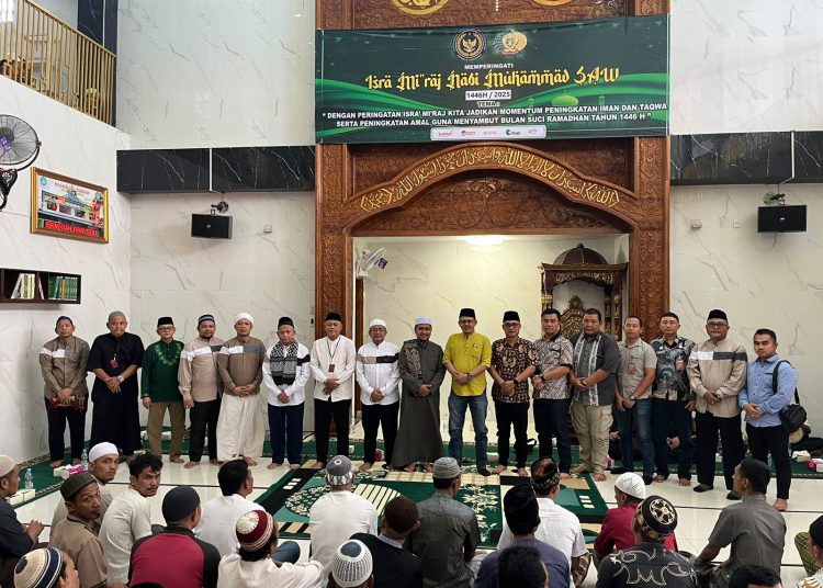 Kasi Pengelolaan, Rutan Kelas I Medan, Mubarok (nomor delapan dari kanan) foto bersama  pada peringatan Isra Mi'raj di Rutan Kelas I Medan.(Satunusantara news/HO-Humas Rutan Medan).