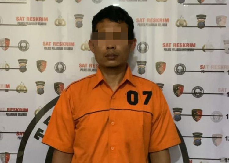 Polres Pelabuhan Belawan, mengamankan yakni SM (32) salah seorang perampok dengan modus berpura-pura sebagai anggota kepolisian.(Satunusantara news/HO-Polres Belawan).