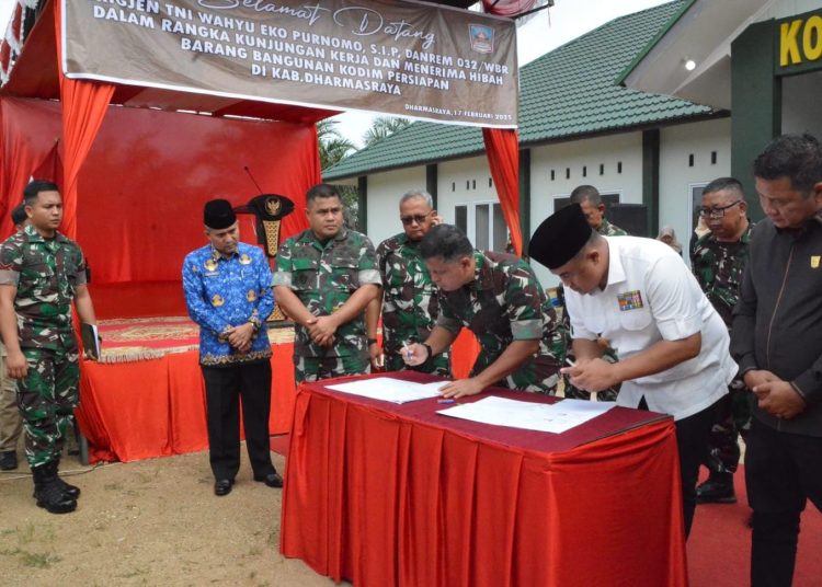 Danrem 032/Wirabraja, Brigjen TNI Wahyu Eko Purnomo (dua dari kiri) saat menyaksikan penandatanganan penyerahan 
 sebidang tanah untuk kantor Kodim Dharmsraya.(Satunusantara news/HO-Penrem 032/Wbr).