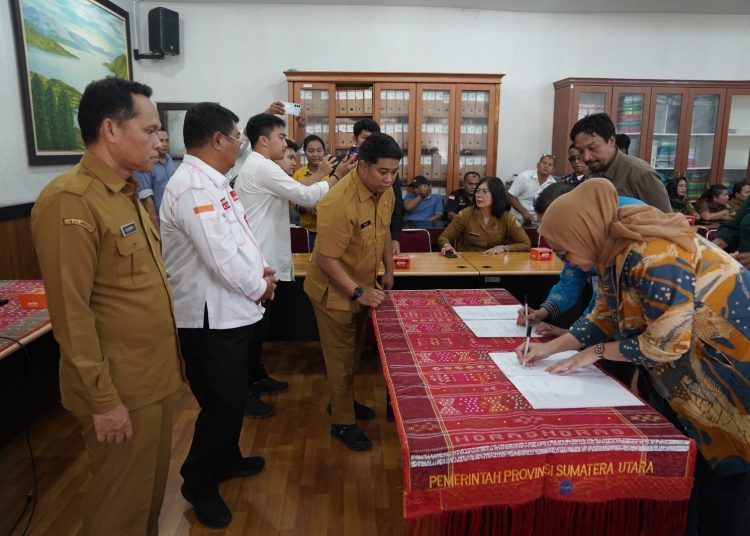 Kepala Dinas Kebudayaan Pariwisata dan Ekonomi Kreatif Provinsi Sumut,  Zumri Sutlhony (nomor satu dari kiri) saat  menyaksikan penandatanganan 
MoU) dan MoA dengan berbagai pemangku kepentingan.(Satunusantara news/HO-Dinas Kebudayaan dan Pariwisata Sumut).