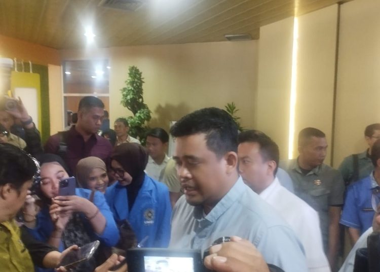 Wali kota Medan, Muhammad Bobby Afif Nasution (tengah) saat diminta tanggapanya mengenai Wali kota Medan yang baru terpilih. (Satunusantara/Munawar).