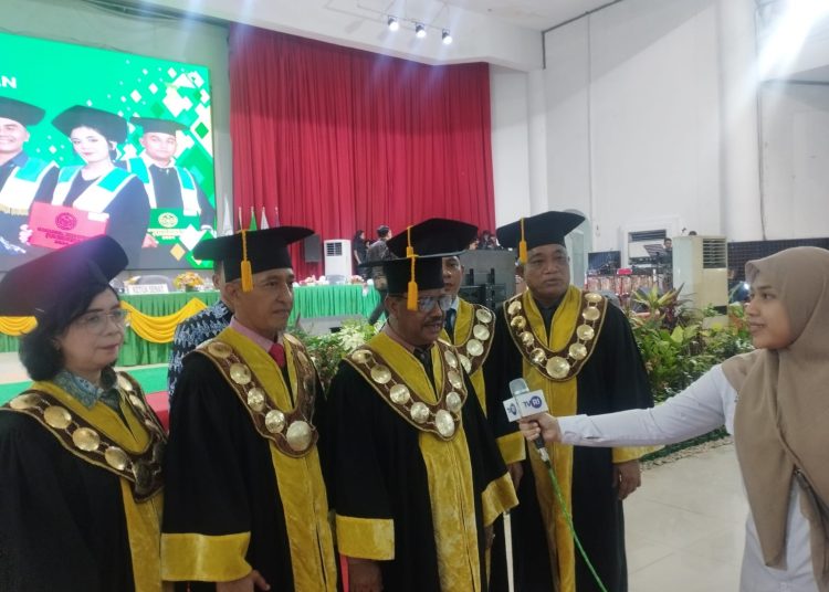 Rektor Unimed, Prof. Dr. Baharuddin, ST, M.Pd (tengah) saat diwawancarai wartawan, sebelum pelaksanaan acara wisuda di Gedung Auditorium Unimed.(Satunusantara news/Munawar).