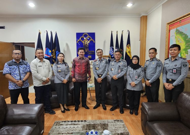 Kakanwil Kemenkum Sumut, Ignatius M.T Silalahi (nomor lima dari kanan) saat foto bersama Bupati Nias Barat, Khenoki Waruwu, di kantor Kemenkum Sumut.(Satunusantara newsHO- Bidang HAM Sumut).