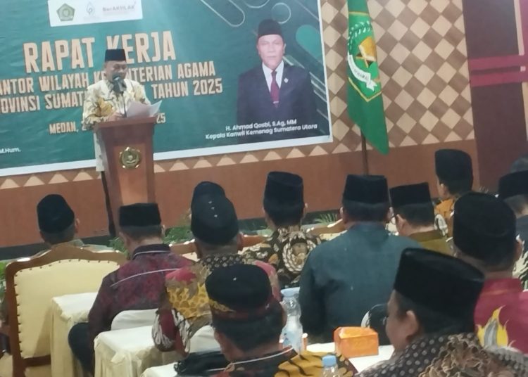 Kakanwil Kemenag Provinsi Sumut, H.Ahmad Qosbi, saat menyampikan sambutan pada Raker Kanwil Kemenag Sumut Tahun 2025.(Satunusantara news/Munawar).