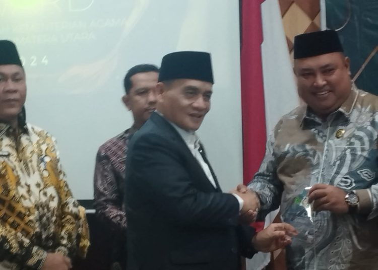 Wakil Menteri Agama  RI, KH.H.Romo Muhammad Syafi'i (tengah) saat menyerahkan  Humas dan PPID Award Kanwil Kementerian Agama Provinsi Sumut pada Raker Kanwil Kemenag Sumut.(Satunusantara news/Munawar).