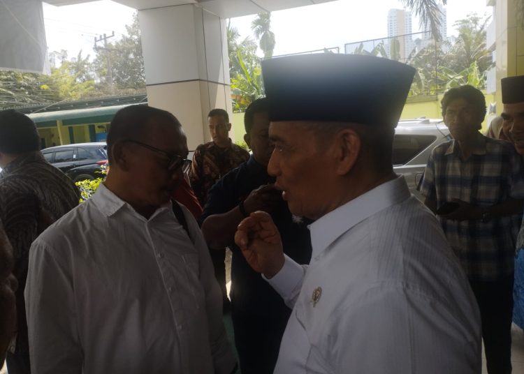 Wakil Menteri RI, KH. Muhammad Syafi'i (kanan) usai pembukaan Rapat Kerja Kantor Wilayah Kementerian Agama Provinsi Sumatera Utara Tahun 2025.(Satunusantara news/Munawar).