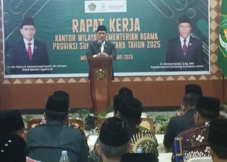 Wakil Menteri Agama RI, KH.H.Romo Muhammad Syafi'i, saat menyampikan sambutan pada acara Raker Kanwil Kemenag Provinsi Sumut di Medan. (Satunusantara news/Munawar).