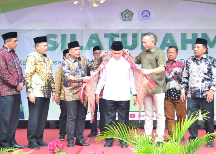 Wakil Menteri Agama RI, KH.H. Romo Muhammad Syafi'i (tengah) saat diulosi oleh Guru MAN Model 2 Medan pada acara silaturahim.(Satunusantara news/HO-Humas Kanwil Kemenag Sumut).