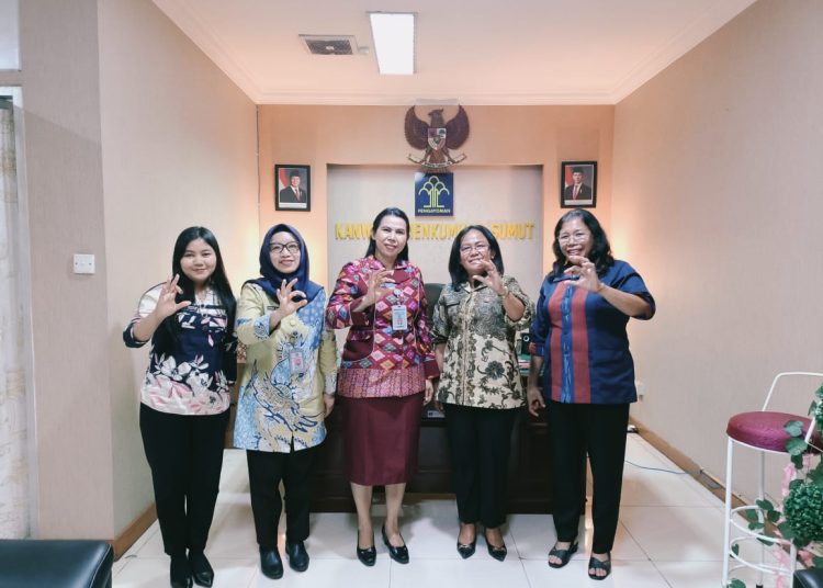 Kepala Bidang (Kabid) HAM Kemenkumham Sumut, Flora Nainggolan (tengah) saat foto bersama dengan  Kadis P3AP2KB Samosir,dr. Priska Situmorang di Kanwil Kemenkumham Sumut.(Satunusantara news/HO-Bidang HAM Sumut).