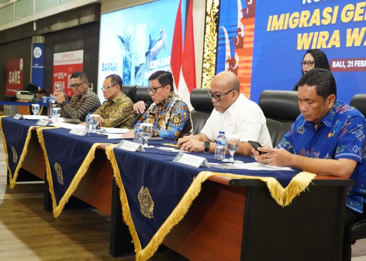 Plt Direktur Jenderal Imigrasi, Saffar Muhammad Godam (tengah) saat memberikan  keterangan pemberantasan WNA di Bali dan Maluku Utara.(Satunusantara news/HO-Humas Ditjen Imigrasi).